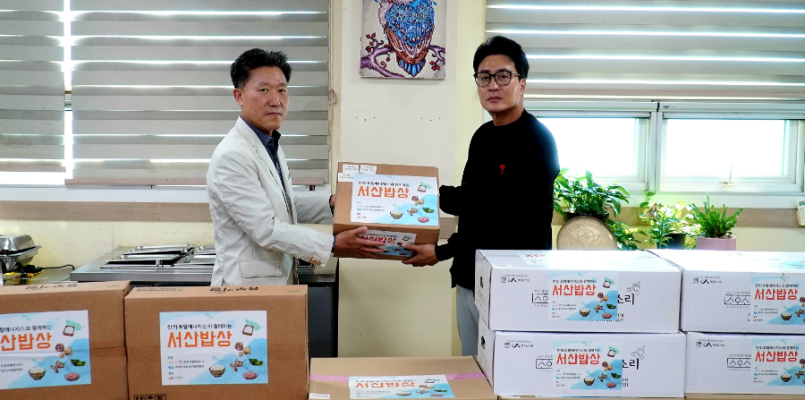 한화토탈에너지스 관계자(좌)가 고객사 대진의 정의석 대표(우)에게 농수산물을 전달하는 모습